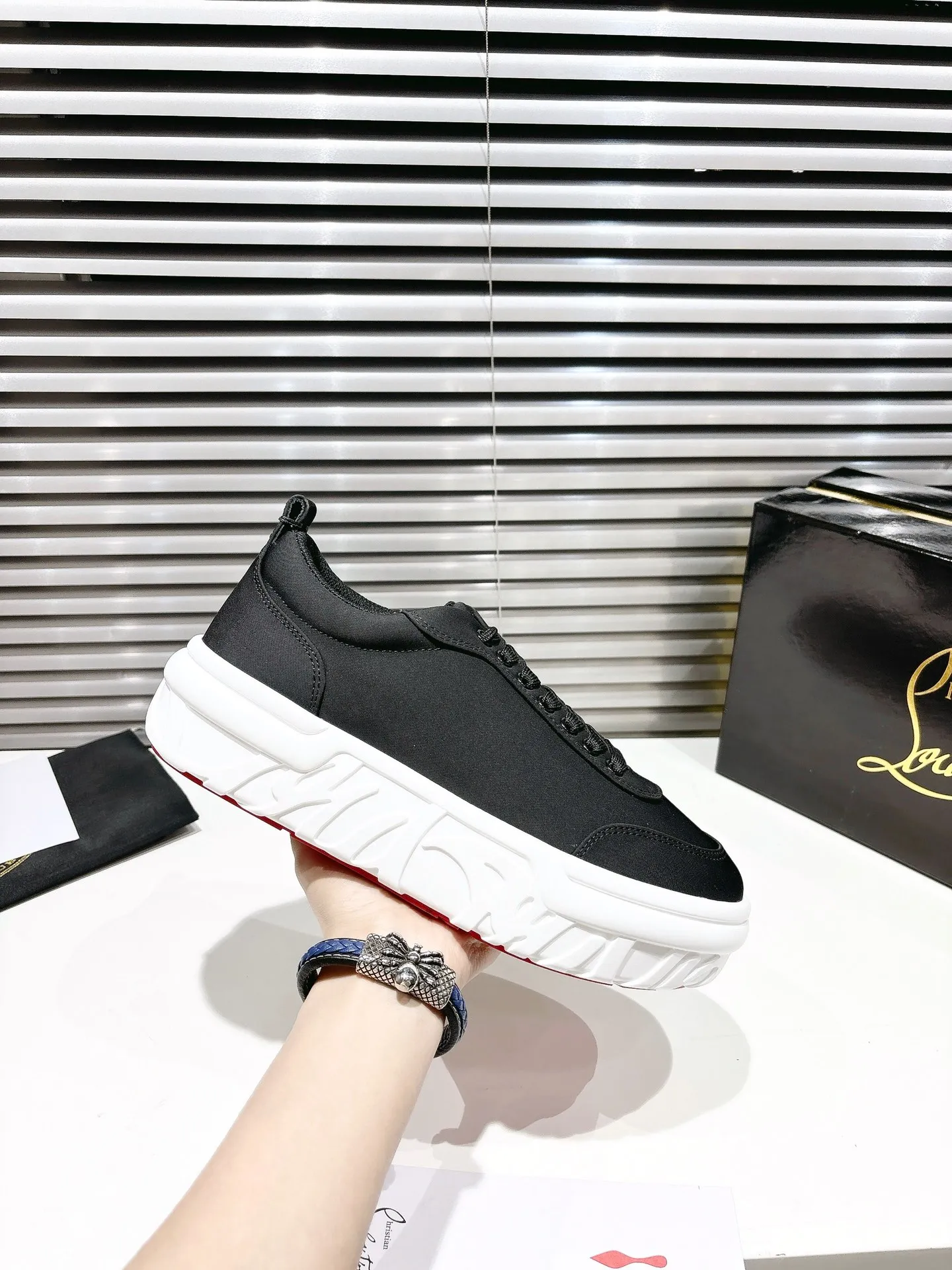 👟👟Ex-factory price 640👟👟 ╔Low-top canvas thick-soled sneakers-black╗ ·Top version customization·2025𝐬𝐬 𝑪𝒉𝒓𝒊𝒔𝒕𝒊𝒂𝒏 𝑳𝒐𝒖𝒃𝒐𝒖𝒕𝒊𝒏 Maison Christian Louboutin Choukario low-top sneakers with an urban feel. Featuring laces and a heel tab at the top, this sneaker is made entirely of Smoke Gray nylon for a softer construction. It features an embossed sole made of environmentally friendly biosourced EVA. ▪️No matter the last type, fabric, diamonds, nails, lining, outsole, it is as close as possible to ZP... ▪️The original sole is specially provided by the original factory ▪️The lining is imported water-dyed cowhide ▪���Private customization time is about 3-7 days —————— Size: Men's 39M-46M